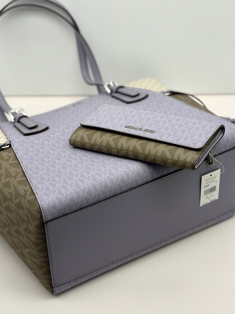 Michael Kors Voyager MK Logo
Tote Shoulder Bag with Matching
Wallet Lilac Multi - Picture 11 of 14